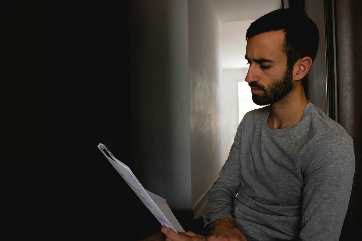 Locataire lisant un avis d'augmentation de loyer reçu de son propriétaire au Québec