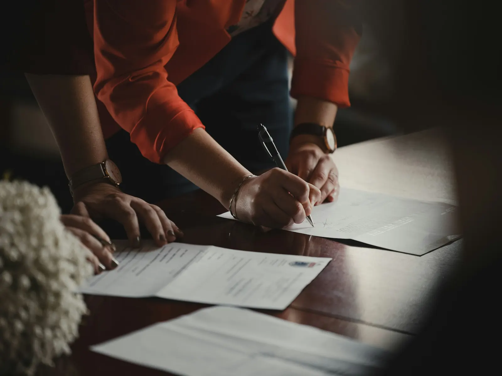 Propriétaire et locataire signant le bail obligatoire du Tribunal administratif du logement au Québec en 2026