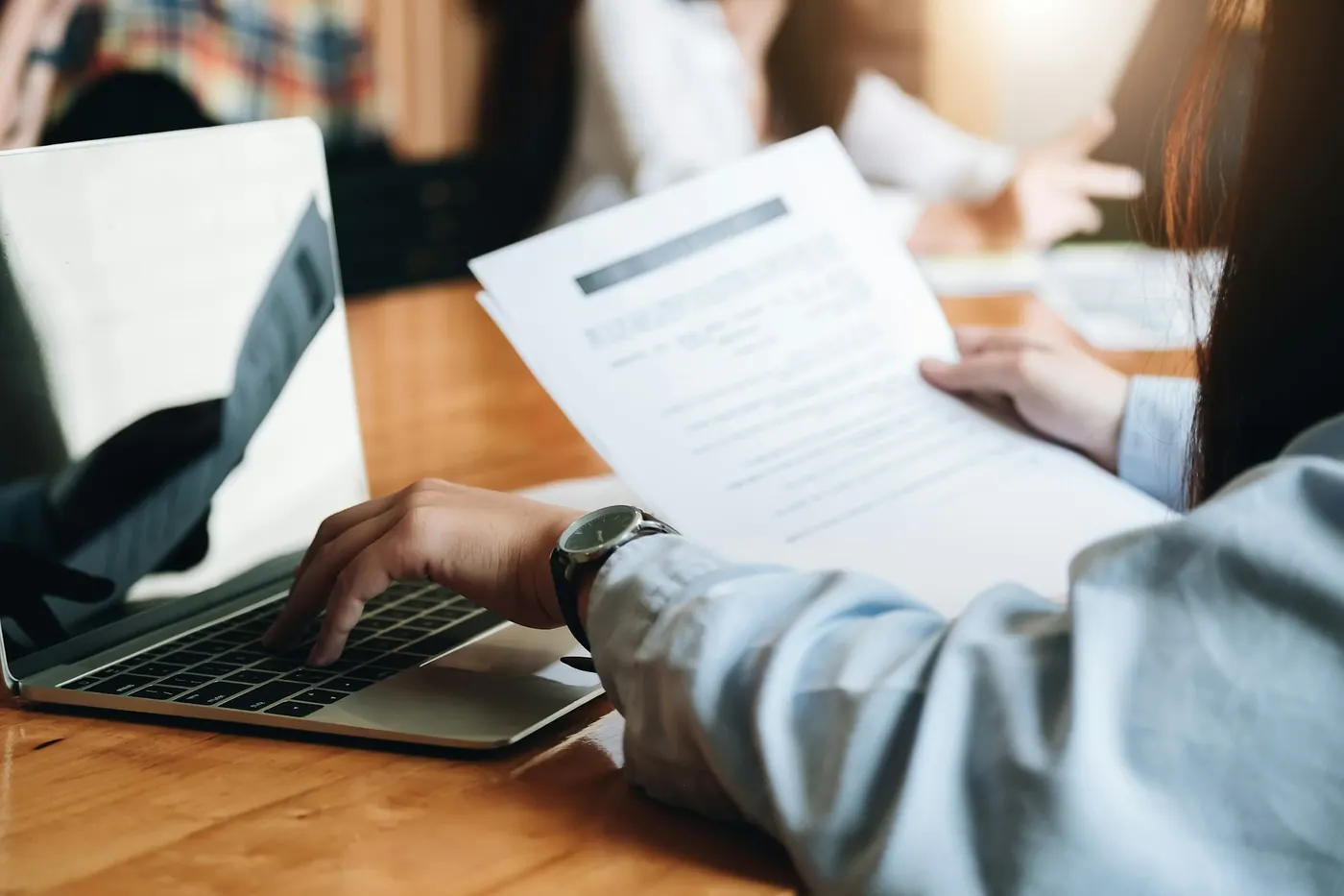 Locataire préparant ses documents avant une audience au Tribunal administratif du logement