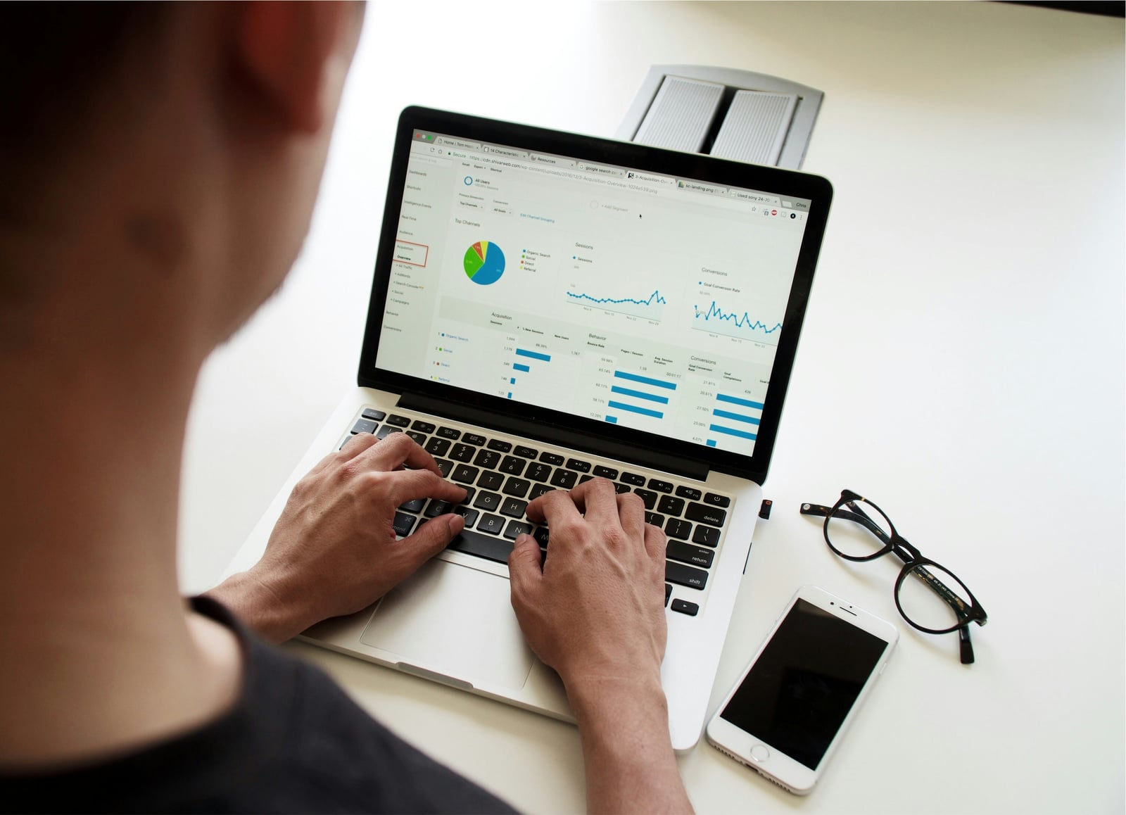 Propriétaire d'immeuble locatif analysant les frais de gestion immobilière au Québec sur un ordinateur portable