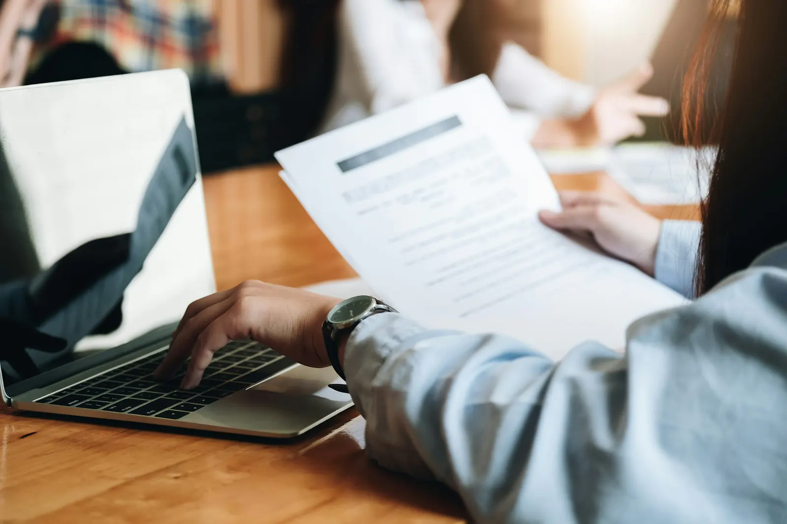 Gestionnaire immobilier préparant une demande au Tribunal administratif du logement pour le compte d'un propriétaire