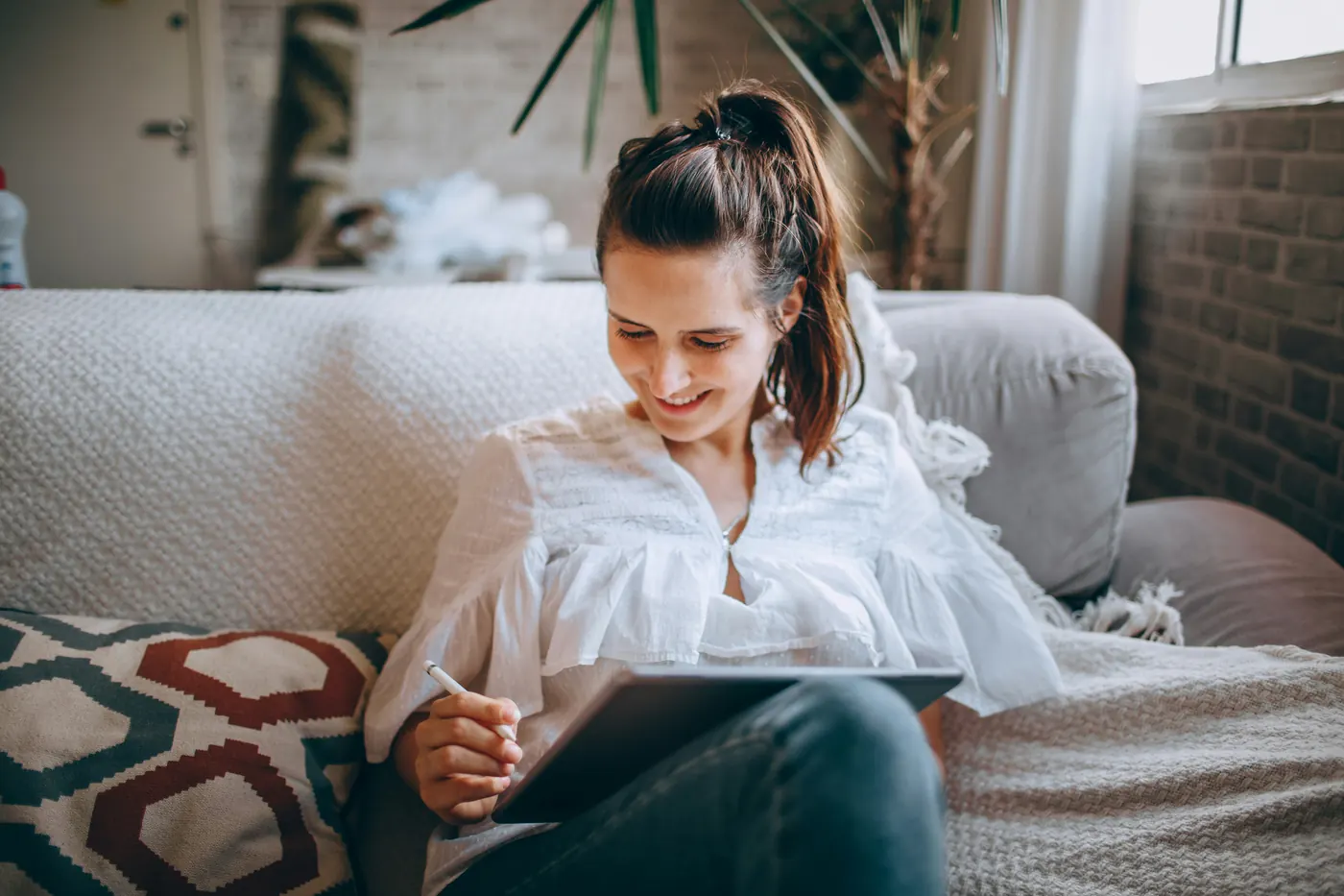 Propriétaire prenant des notes sur une tablette dans sa maison avant une mise en location