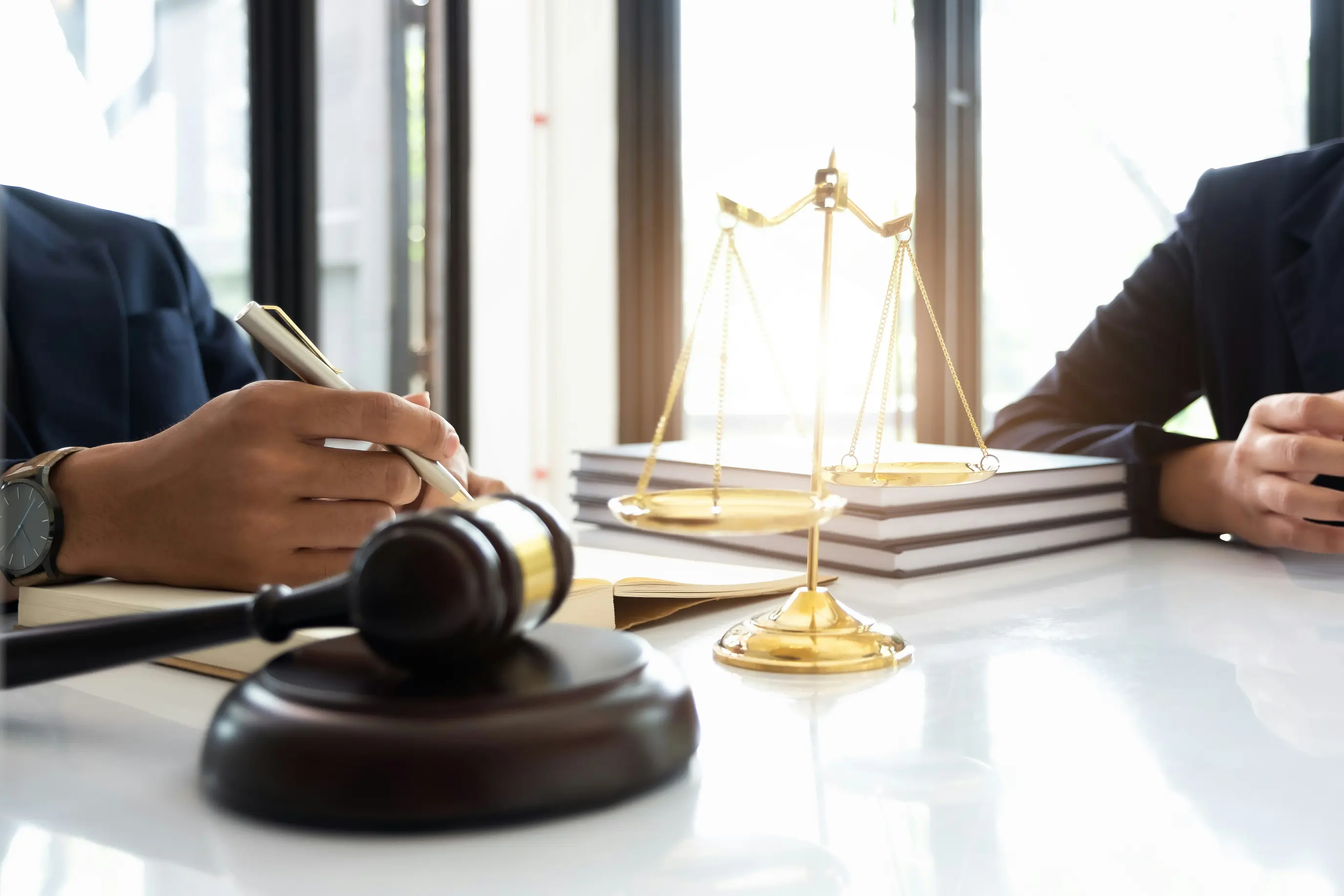 Balance de la justice et marteau de juge sur un bureau évoquant les obligations légales liées aux immeubles au Québec