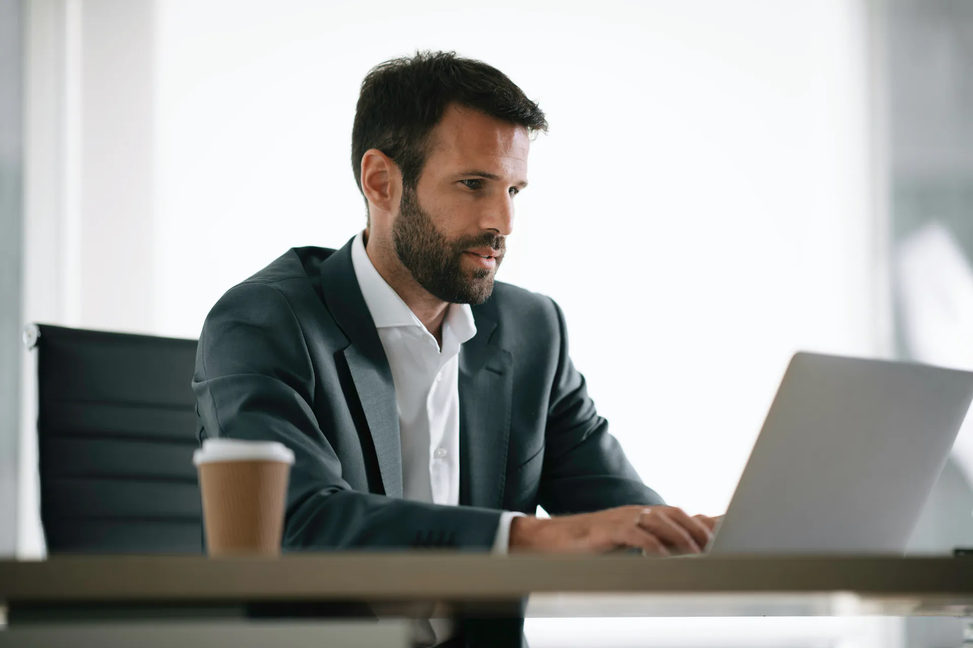 Gestionnaire immobilier consultant un logiciel de gestion locative sur son ordinateur portable