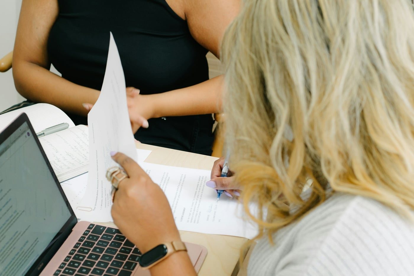 Gestionnaire immobilier vérifiant le dossier complet d'un candidat locataire lors de la sélection