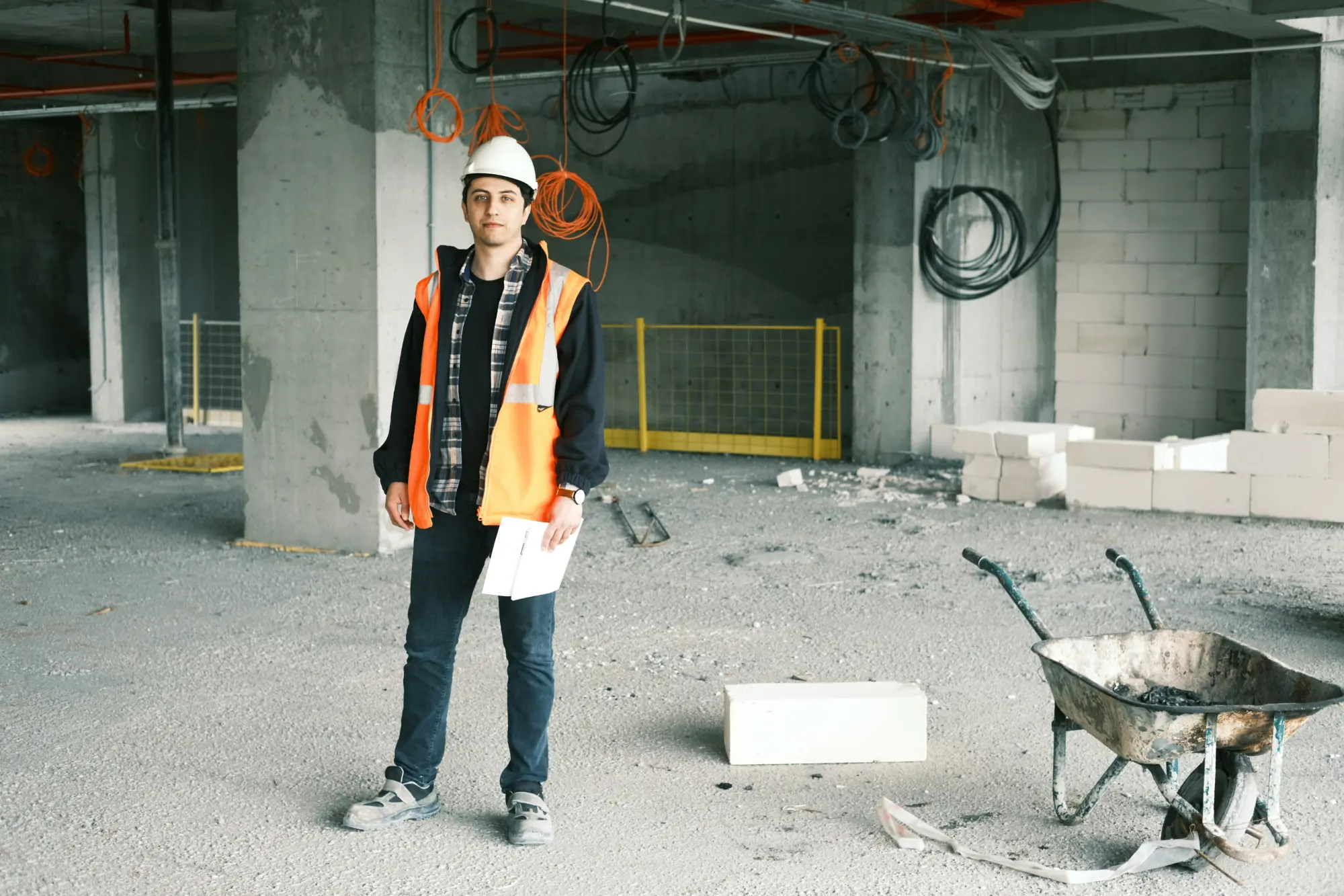 Travailleur en dossard de sécurité lors de travaux d'entretien dans un immeuble locatif à Laval