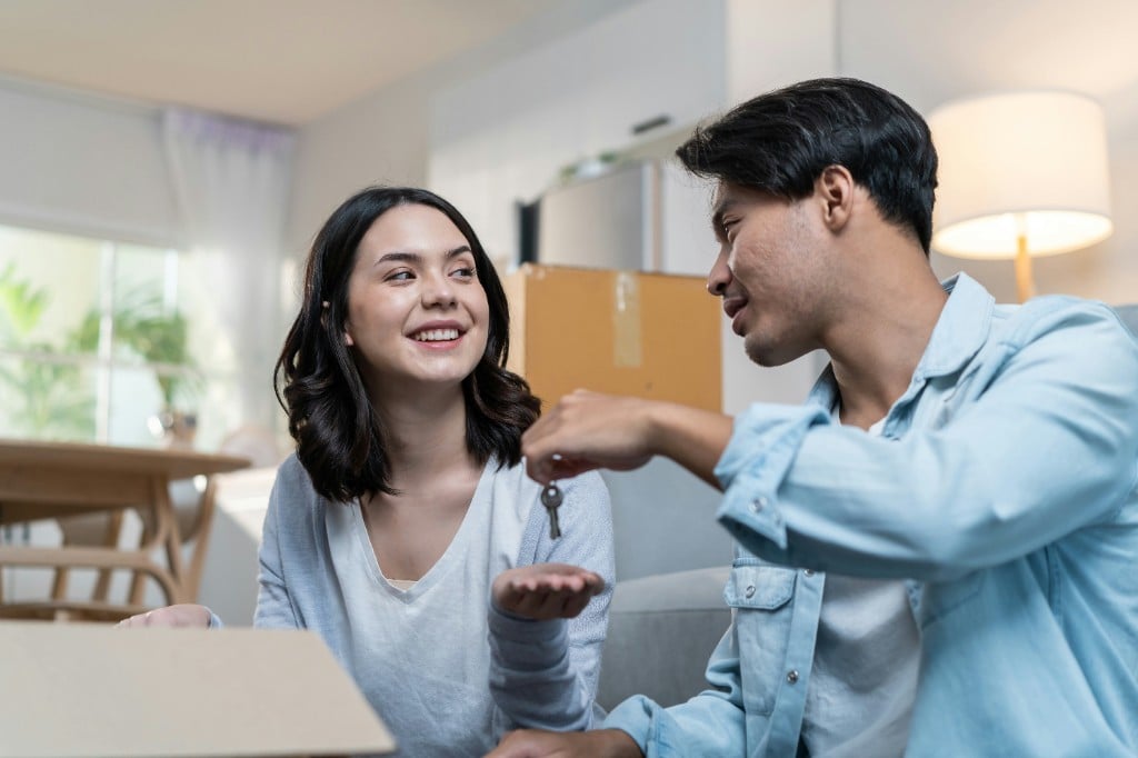 Service de location immobilière sur la Rive-Sud – remise des clés à un nouveau locataire après signature de bail