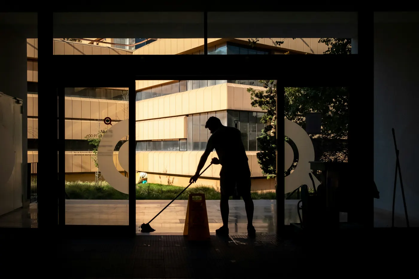 Technicien nettoyant le plancher d'un immeuble locatif lors d'une intervention en dehors des heures ouvrables